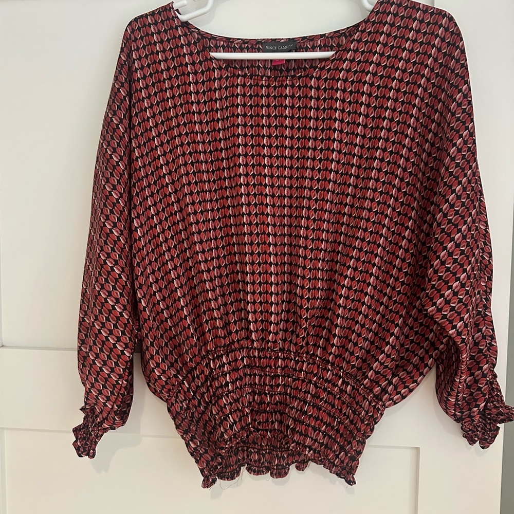 Vince Camuto scoop neck 3/4 elastic sleeve and bottom in red and black pattern